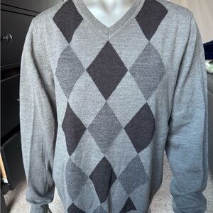 Apt. 9 Gray and Black Argyle V-Neck Sweater Medium